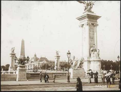 Colonnes du Pont Alexandre III (Paris)